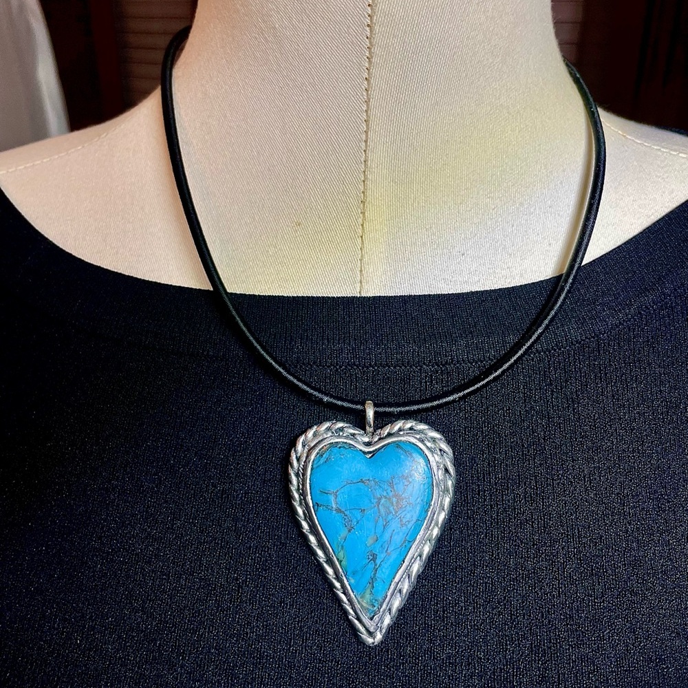 Beautiful Faux Turquoise Pendant Necklace